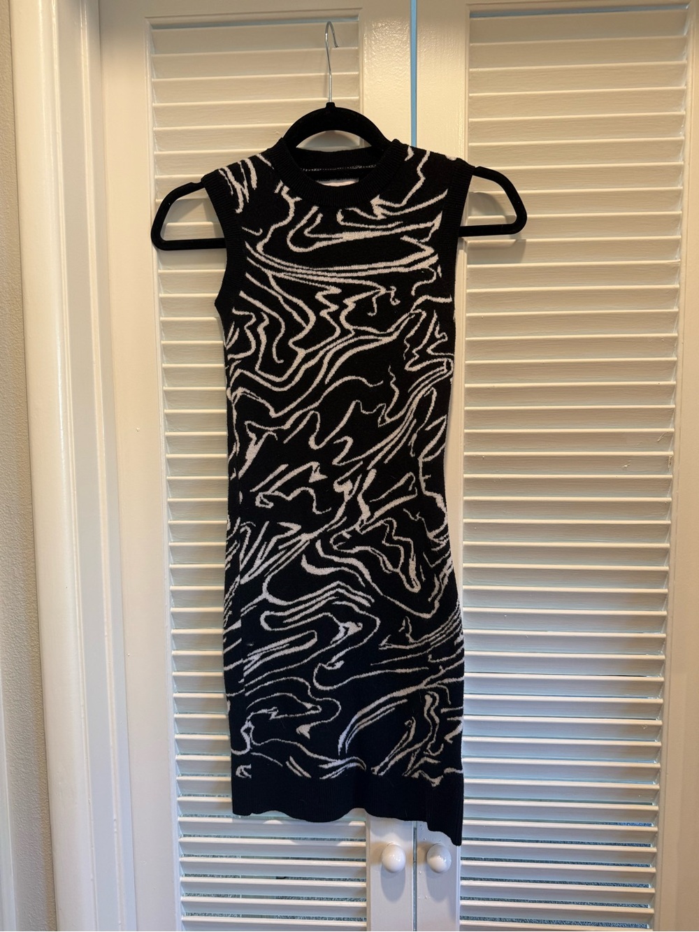 Willow & Wind Sleeveless Black & White Patterned Knit Dress